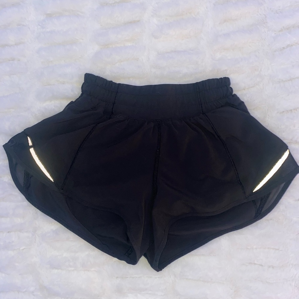 Lululemon Hotty Hot Shorts SIZE 0 - Low rise 2.5 inch BLACK